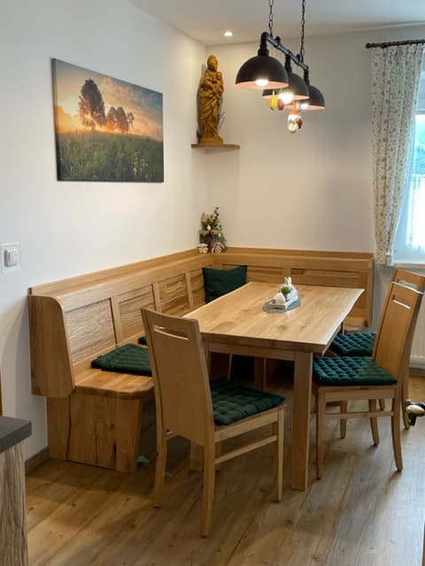 Der Perfekte Esstisch: Maßgeschneiderte Eleganz für Gemeinsame Momente